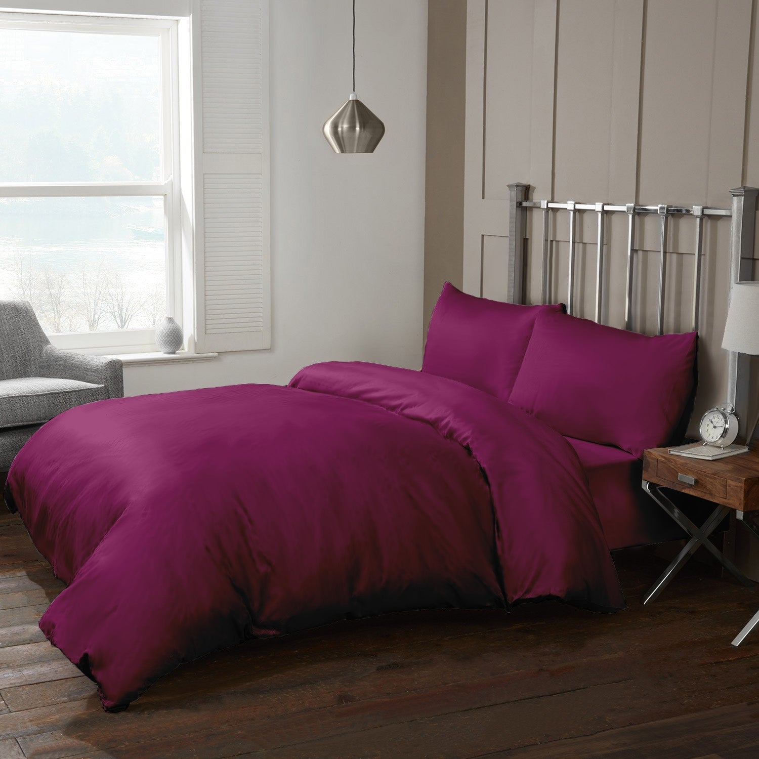 Lenjerie de pat in nuanta roz fuchsia.