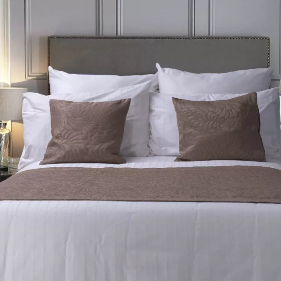 Traversa de pat Pique Anderson Flowers Cappuccino