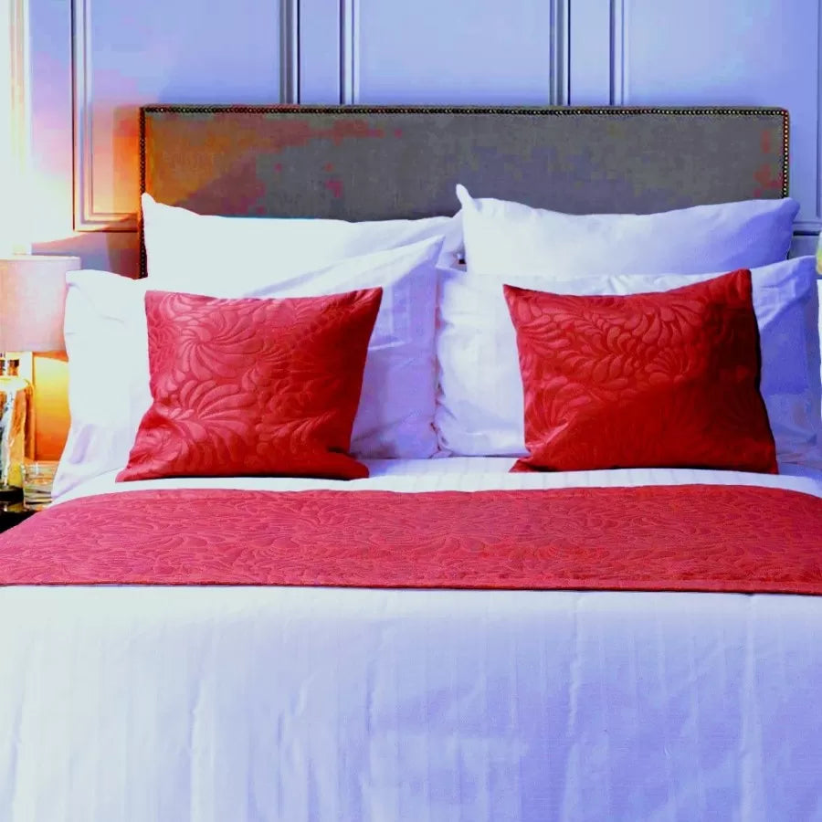 Traversa de pat Pique Anderson Flowers Burgundy